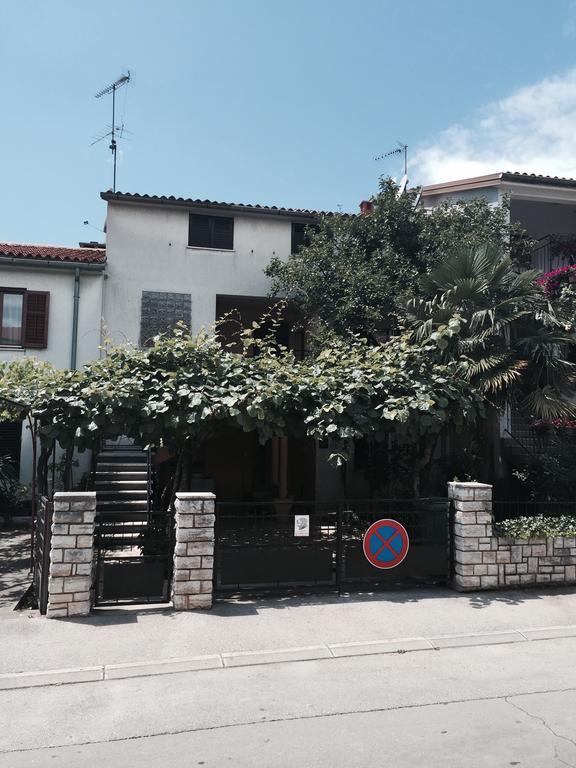Mila Holiday Apartments Porec Esterno foto